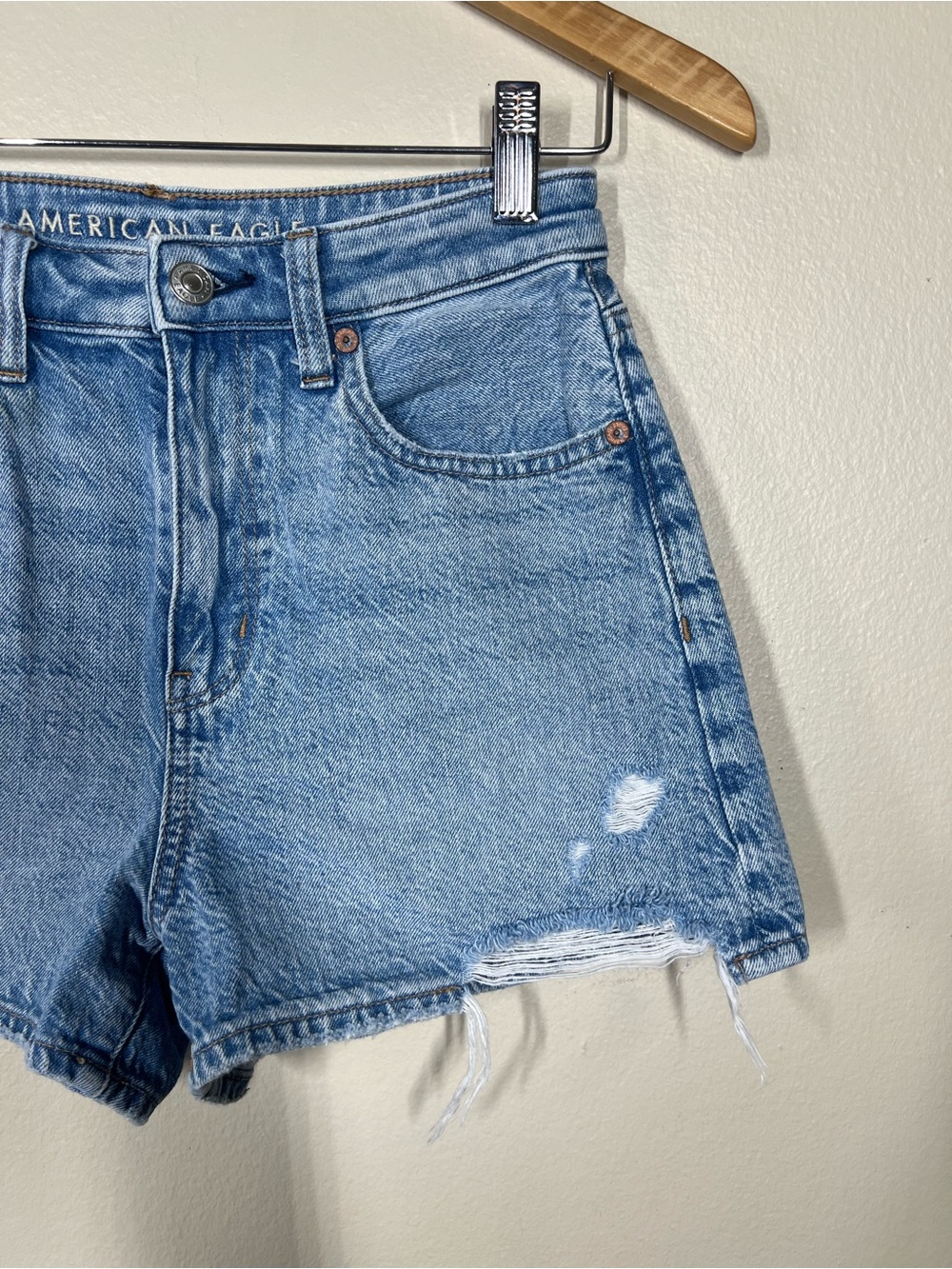 American Eagle Outfitters Women’s Light Blue High Rise Denim Mom Shorts Size 2 - Picture 2 of 7